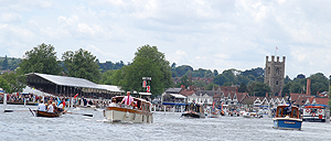 There were tons of all sorts of boats on the Thames 